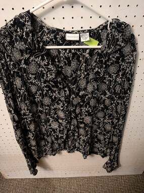 Newport News Women's Black and White Floral Long Sleeve Ruffle Trim Blouse Size